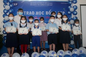 CEP助學金頒發典禮上的貧困成員子弟。