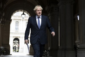 英國首相鮑里斯‧約翰遜從外交部返回首相府。（圖源：新華社）
