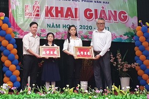 啟秀華文中心董事會向兩名學生頒發“品學兼優”金牌。