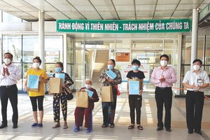 １００歲老大娘(坐)與４名新冠患者出院。（圖源：德誠）