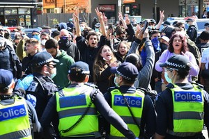 數百人13日走上墨爾本街頭舉行抗議示威活動，反對防控封鎖措施。（圖源：AFP）