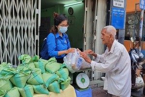 一名老大爺親自拿著廢舊塑料瓶來換取大米。（圖源：進達）