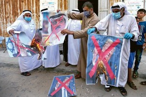 一批巴勒斯坦示威者焚燒美國總統特朗普、以色列總理內塔尼亞胡和巴林國王哈馬德的相片。（圖源：AFP）