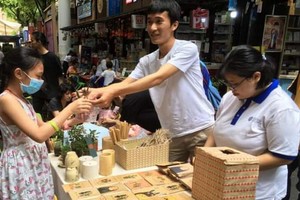 書店給小朋友派禮物。