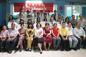 應屆畢業生與校長、老師合照。