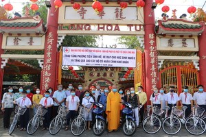 本市領導與釋慧功上座向華人家庭、清貧好學生贈送摩托車和自行車。