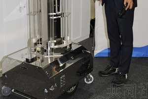 機器人射出紫外線的燈為可動式，下半部分安裝有車輪。（圖源：共同社）