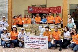 同奈省台灣商會愛心團隊向邊和市水腦症病童院贈送禮物。