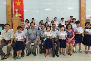 劉立政總經理(前排左三)與各華文中心老師、學生合照。