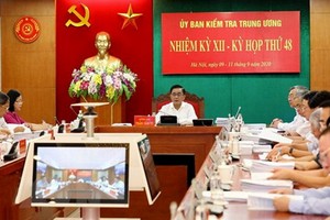 黨中央書記、中央檢查委員會主任陳錦秀（中）主持會議。（圖源：越通社）