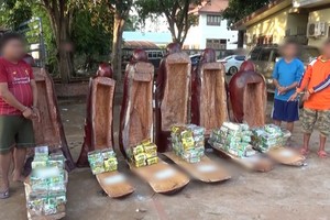 本月8日晚上7時許，在“吊橋”國際口岸區域，邊防部隊與河靖省海關配合，成功偵破一宗近100公斤綜合毒品獲匿藏在5尊木質雕像裡。（圖源：TTO）