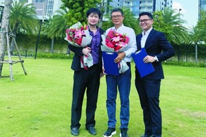 千禧龍集團董事長郭志鋒先生(中)與RIVIU創辦股東進行簽約儀式。