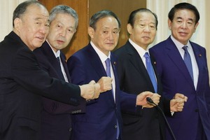從左至右分別爲山口泰明、佐藤勉、菅義偉、二階俊博和下村博文。（圖源：Getty Images）