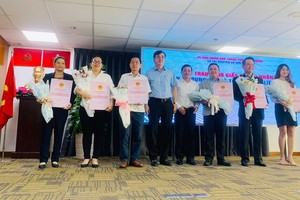 房地產所有權證書(粉紅簿)頒發儀式。（圖源：秋莊）