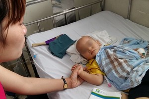 一名因寄生蟲引發腦膜炎的男病童入住芹苴市兒童醫院接受治療。（圖源：映雪）