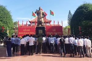 眾多民眾前往平定省西山縣光中博物館園區西山三傑祠堂上香並敬獻鮮花。（圖源：黃仲）