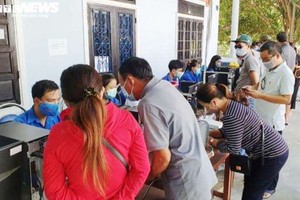 9月16日上午，從峴港到承天-順化的人們在陵姑疫情監控站辦理醫療申報手續。（圖源：VTC News）