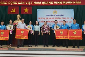 ４所學校獲市勞動聯團頒贈出色錦旗。