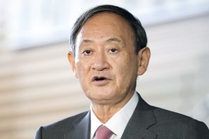 日本首相菅義偉在官邸接受採訪。（圖源：共同社）