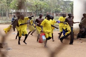 烏干達一所監獄內的219名囚犯越獄，其中一些囚犯逃跑前偷走AK-47步槍和彈藥。（圖源：ShaunTV）