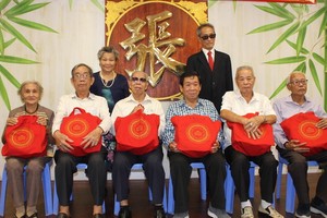 萬盛發集團張氏家族代表向宗長們贈送中秋節禮物。