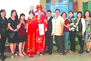 樂風曲藝俱樂部的成員合影。