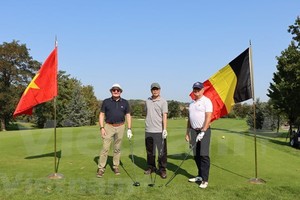 參加比賽的高爾夫球手。