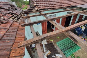 一間住房的鐵皮瓦被掀頂。（圖源：秋莊）