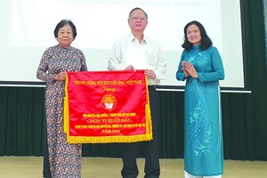 第五郡勵學會獲得越南勵學會頒贈的出色錦旗。