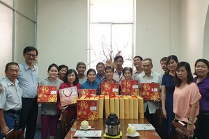 大發餅家副總經理黃冠富(左二)與本報幹部、報販合影。