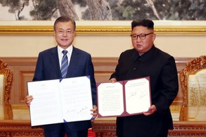 2018年9月19日，在朝鮮平壤，朝鮮國務委員會委員長金正恩（右）與韓國總統文在寅在簽署《9月平壤共同宣言》後合影。（圖源：新華社）