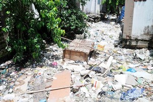 涌面堆滿垃圾。