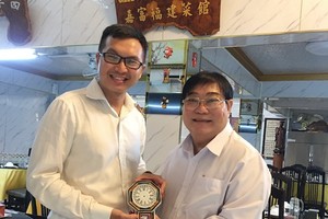 福建二府會館理事長彭偉強（右）向陳列室捐贈百年古瓷鐘。