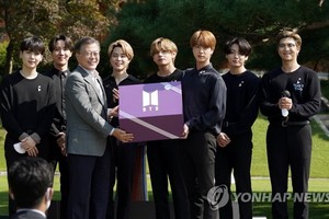 9月19日，在青瓦台，人氣男團防彈少年團（BTS）出席“第一屆青年日”紀念儀式。圖為防彈少年團向總統文在寅（左三）贈送禮物。 （圖源：韓聯社）