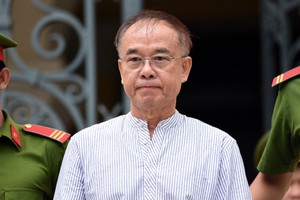 法院判刑後，法警把阮成才押出法庭送往監獄服刑。（圖源：緣潘）