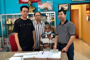 馮傳坤理事長與各位副理事將善款轉交給馮蘇蝦大伯。