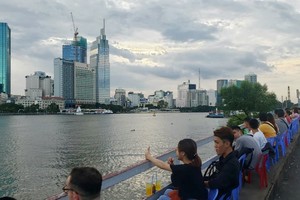 9月20下午雨後，眾多年輕人不約而合到西貢河邊乘涼聊天。（圖源：嘉進）