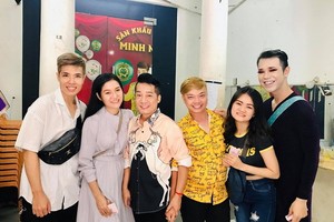 藝人小明和“與戲劇思考”劇團的演員。