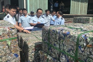 海關人員實地勘察過境貨物報關。（示意圖源：T.H）