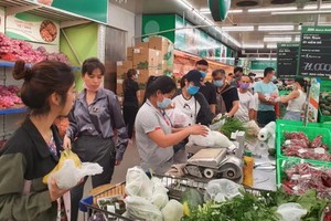 消費者在超市選購必需品。