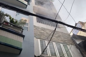 三樓房窗口處冒出濃煙。（圖源：視頻截圖）