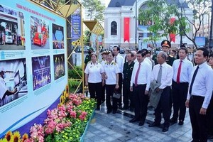 市領導與嘉賓一同觀賞南部抗戰 75 週年圖片展。