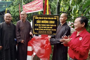 慈善團各位代表參加芒開橋落成通車儀式。