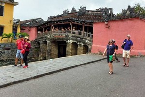 今(24)日上午起，會安古埠將重新開放迎接遊客參觀，入門票調降半價。圖為會安廊橋一瞥。（圖源：互聯網）