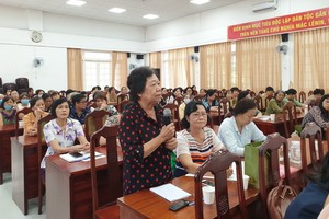 華人婦女幹部李金梅在會上發表意見。