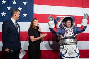 美國宇航局(NASA)公佈了一項280億美元的計劃，預計在2024年將美國首位女性宇航員和另一位男性宇航員送上月球。（圖源：互聯網）