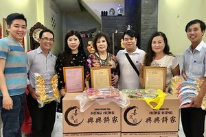 贈送月餅與感謝書儀式。