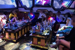 職能力量對Victoria卡拉OK廳進行突擊檢查時現場。（圖源：警方提供）