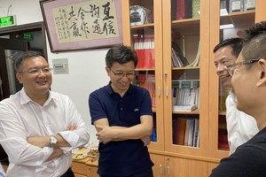 趙騫會長(左一)與各理事討論工作。