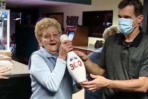 萊昂斯（左）成為球館首位打出單局滿分的球手。（圖源：互聯網）